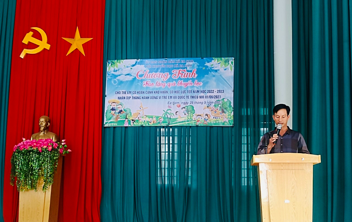 Xa Ea Nam trao qua nhan dip Tet thieu nhi 1